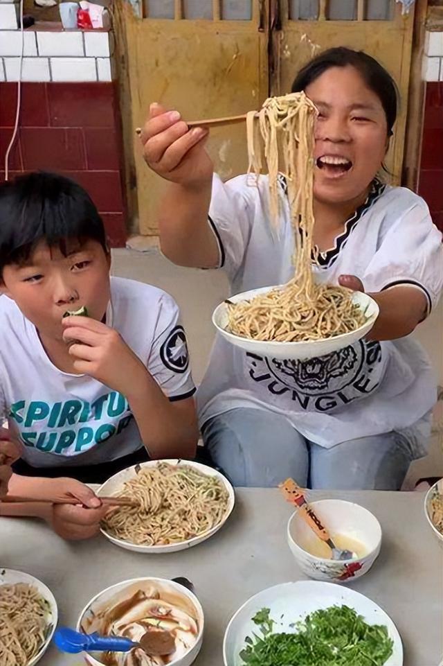 丝袜足交福利网址视频 一般的快手主播一天挣多少钱，快手主播一月能赚多少？