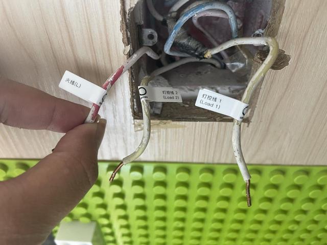 丝袜足交福利网址视频 天猫精灵和小爱同学哪个好（小爱同学和天猫精灵和小度哪个更好）