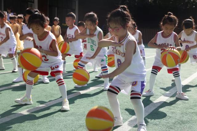 四虎免费在线观看白丝 幼儿园简介广告宣传图片，幼儿园简介宣传栏内容图片