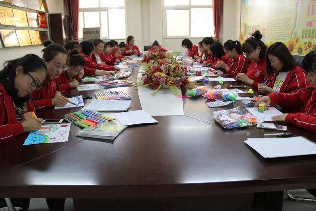四虎免费在线观看白丝 幼儿园简介广告宣传图片，幼儿园简介宣传栏内容图片