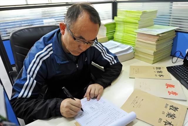 四虎免费在线观看白丝 小学语文老师可以做哪些副业，初中语文老师能做什么副业？