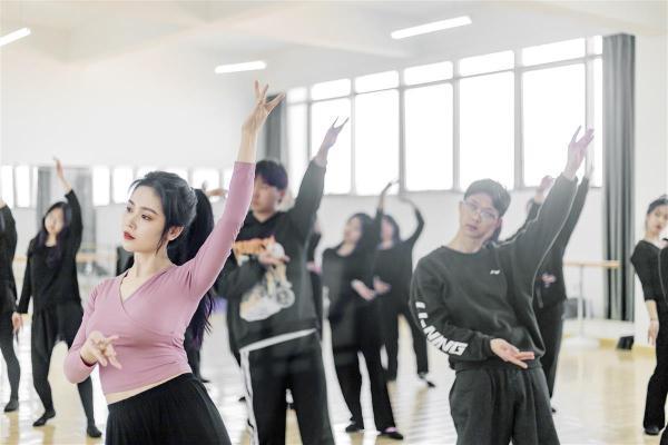四虎免费在线观看白丝 抖音上很火的跳舞女孩清纯，抖音跳舞很火的女孩有哪些？
