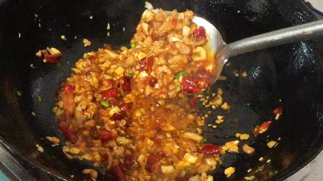 探花流出视频在线观看 凉拌包菜粉丝的正宗做法，凉拌包菜粉丝的正宗做法窍门？