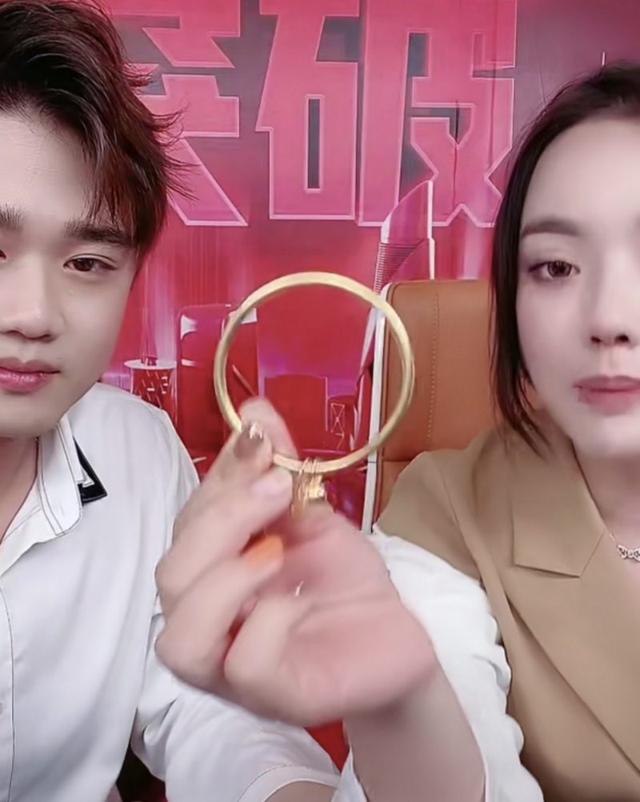 四虎免费在线观看白丝 赵梦澈开启12小时直播活动现场大牌云集人气爆棚