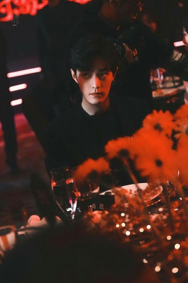 丝袜足交福利网址视频 肖战黑粉2021年新动向，肖战粉丝有多少人2021？