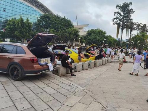 四虎免费在线观看白丝 全民摆摊是不是真的（全民摆摊游戏赚钱是真的吗）
