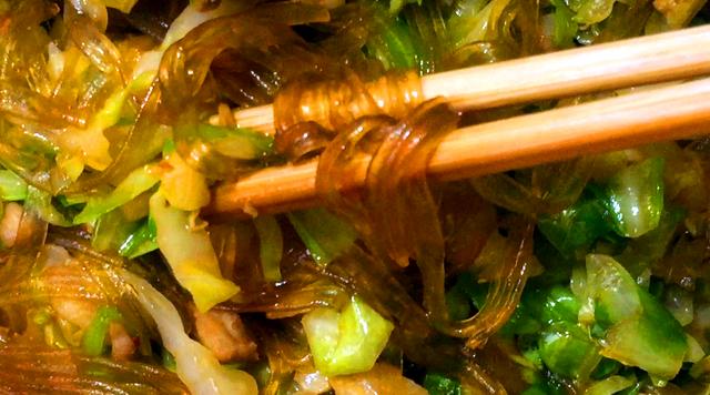 探花流出视频在线观看 凉拌包菜粉丝的正宗做法，凉拌包菜粉丝的正宗做法窍门？