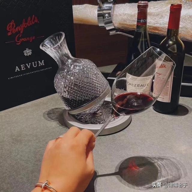 四虎免费在线观看白丝 适合发朋友圈酒杯照片，喝酒发朋友圈的配图_酒杯？