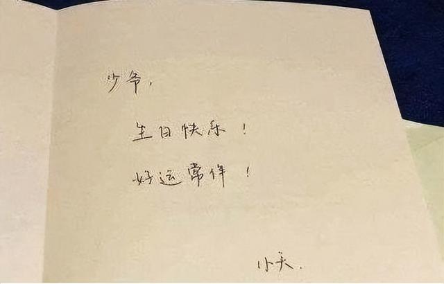 探花流出视频在线观看 章泽天手拿奶茶，章泽天奶茶照片？