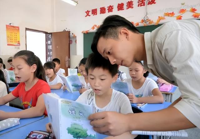 四虎免费在线观看白丝 小学语文老师可以做哪些副业，初中语文老师能做什么副业？