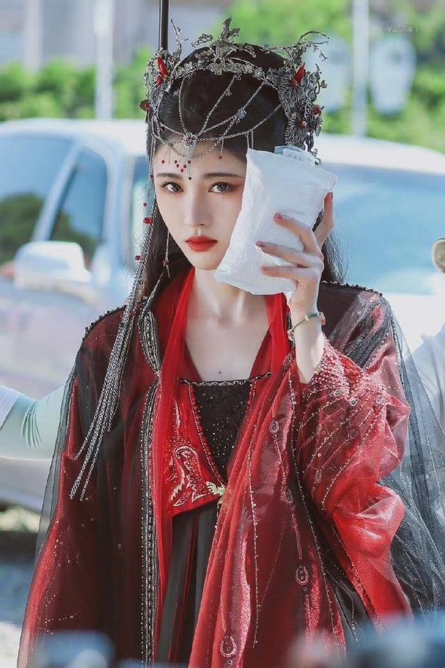 丝袜足交福利网址视频 鞠婧祎的粉丝和黑粉有多少，鞠婧祎黑粉数量？