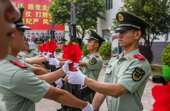 丝袜足交福利网址视频 连长工资多少钱一个月2021（武警连长工资多少钱一个月）