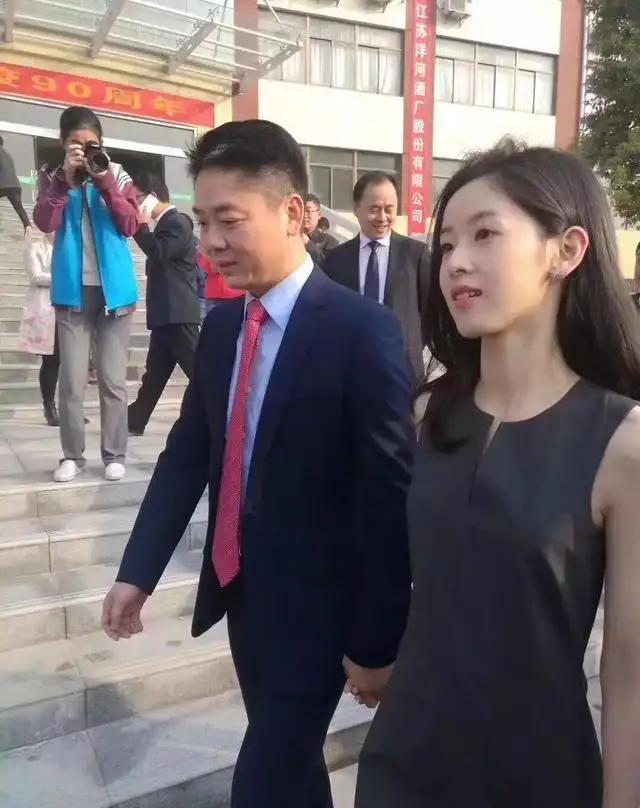 探花流出视频在线观看 章泽天手拿奶茶，章泽天奶茶照片？