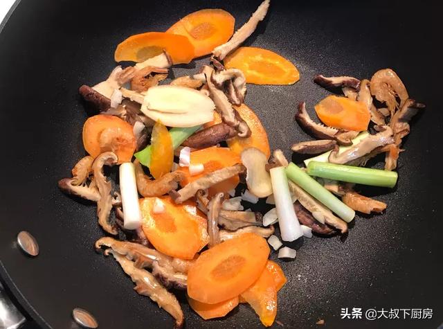 丝袜足交福利网址视频 鲜虾粉丝煲的家常做法，虾仁粉丝煲的家常做法？