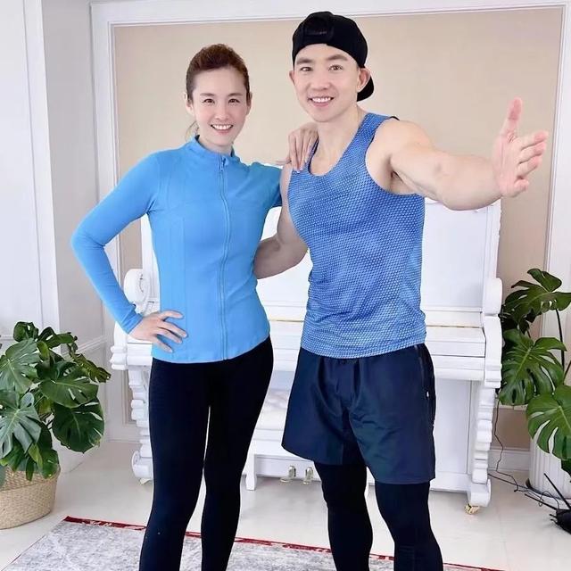 四虎免费在线观看白丝 刘书宏直播？刘畊宏直播间是他老婆吗