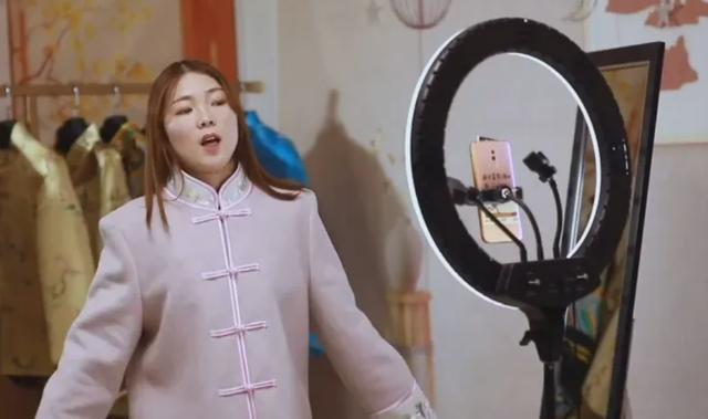 探花流出视频在线观看 淘宝女模特拍照姿势（淘宝女模特最火的是谁）