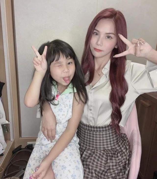 丝袜足交福利网址视频 宝妈的生活照片，宝妈照片？