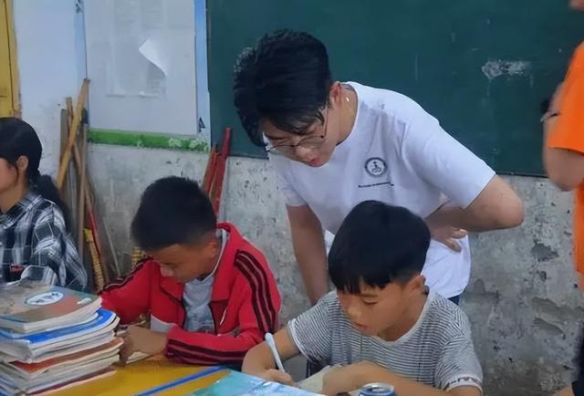 四虎免费在线观看白丝 小学语文老师可以做哪些副业，初中语文老师能做什么副业？