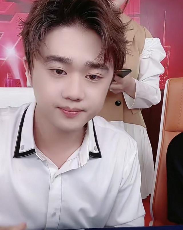 四虎免费在线观看白丝 赵梦澈开启12小时直播活动现场大牌云集人气爆棚