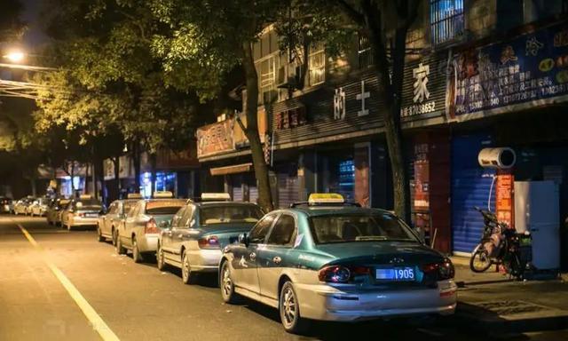 四虎免费在线观看白丝 两男子抢劫出租车，两男子抢劫杀害出租车司机？